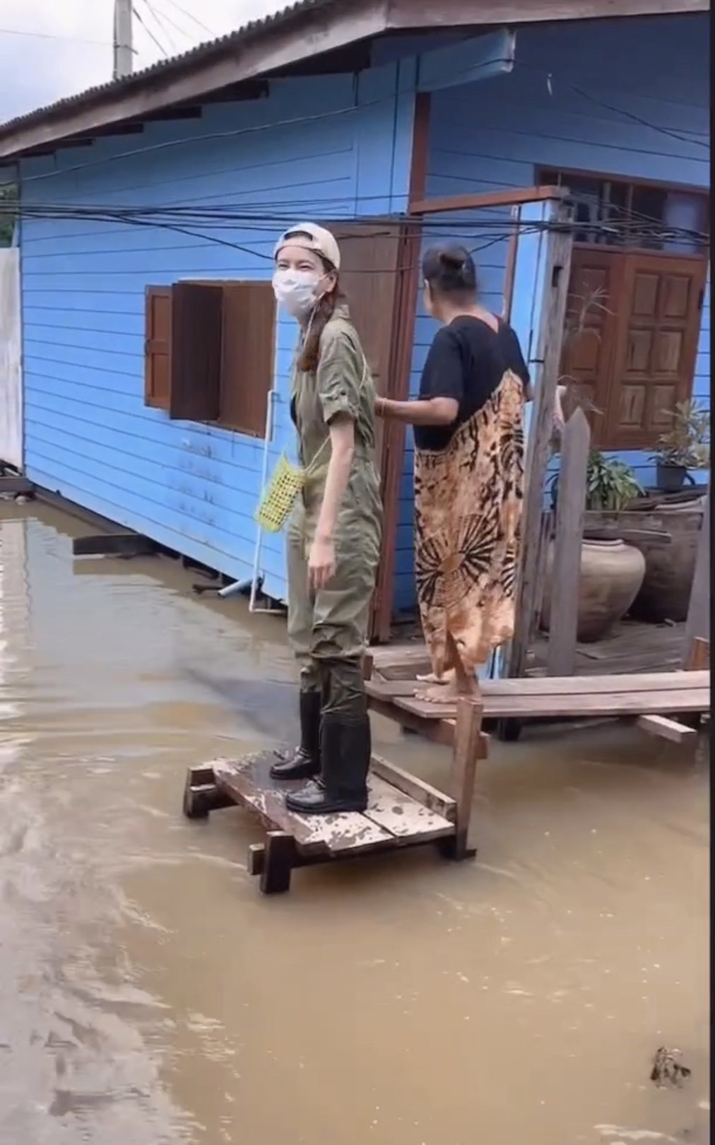 บอย โพสต์คลิปนาทีชีวิต เจี๊ยบ หวิดพลาดตกน้ำป๋อมแป๋ม... บอย โพสต์คลิปนาทีชีวิต เจี๊ยบ หวิดพลาดตกน้ำป๋อมแป๋ม...
