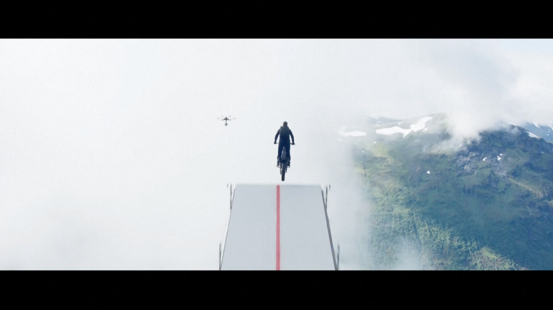 หวาดเสียวสุดๆ!! 'ทอม ครูซ' ซิ่งสองล้อข้ามสะพานขาดดิ่งหน้าผาใน Mission: Impossible 7 หวาดเสียวสุดๆ!! 'ทอม ครูซ' ซิ่งสองล้อข้ามสะพานขาดดิ่งหน้าผาใน Mission: Impossible 7