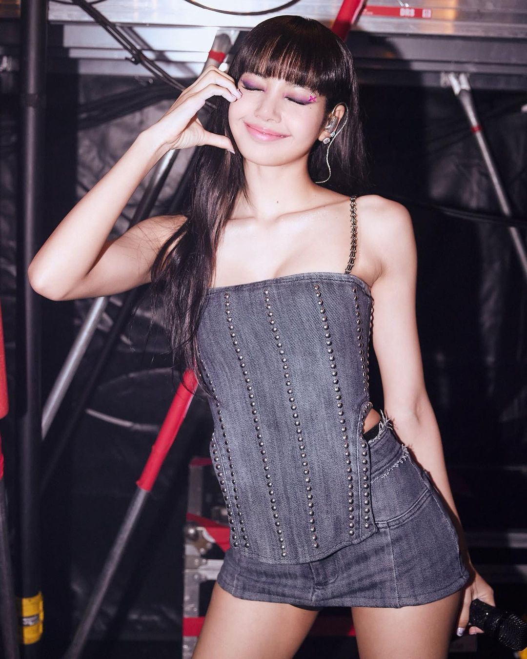 'ลิซ่า BLACKPINK' ไหว้ขอพร-นั่งสมาธิ!! พาความเป็นไทยโดนใจทั่วโลกไม่หยุด 'ลิซ่า BLACKPINK' ไหว้ขอพร-นั่งสมาธิ!! พาความเป็นไทยโดนใจทั่วโลกไม่หยุด