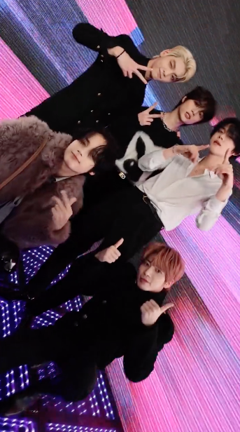 ‘มาร์ค ต้วน - TXT’!! บุกพรมแดง American Music Awards ด้าน BTS คว้า 2 รางวัลใหญ่