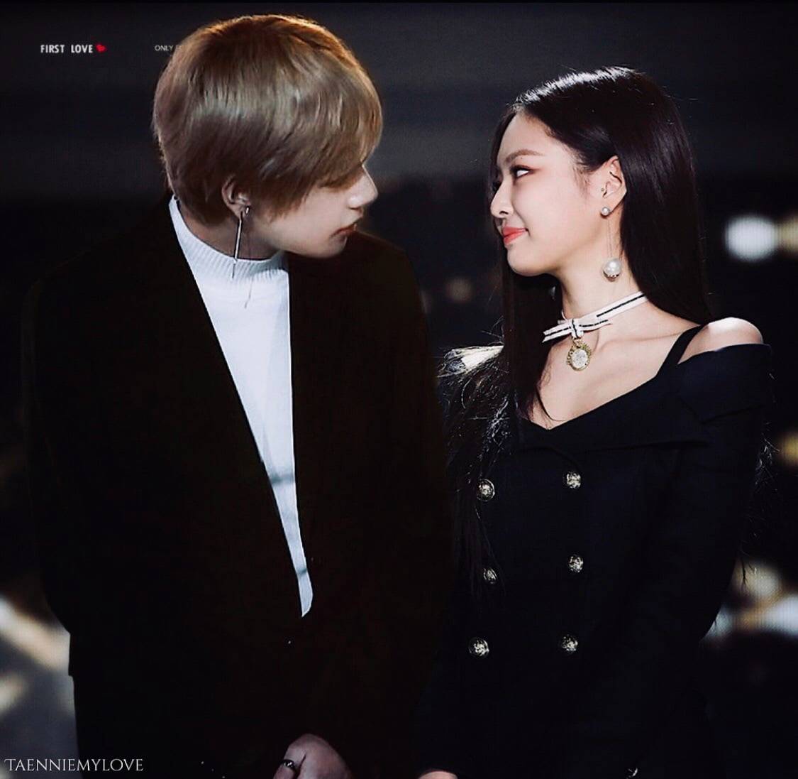 ลือสนั่น! V BTS กำลังแอบเดตอยู่กับ เจนนี่ BLACKPINK หลังมีภาพทั้งคู่นั่งรถเล่นหลุดว่อนโซเชียล ลือสนั่น! V BTS กำลังแอบเดตอยู่กับ เจนนี่ BLACKPINK หลังมีภาพทั้งคู่นั่งรถเล่นหลุดว่อนโซเชียล