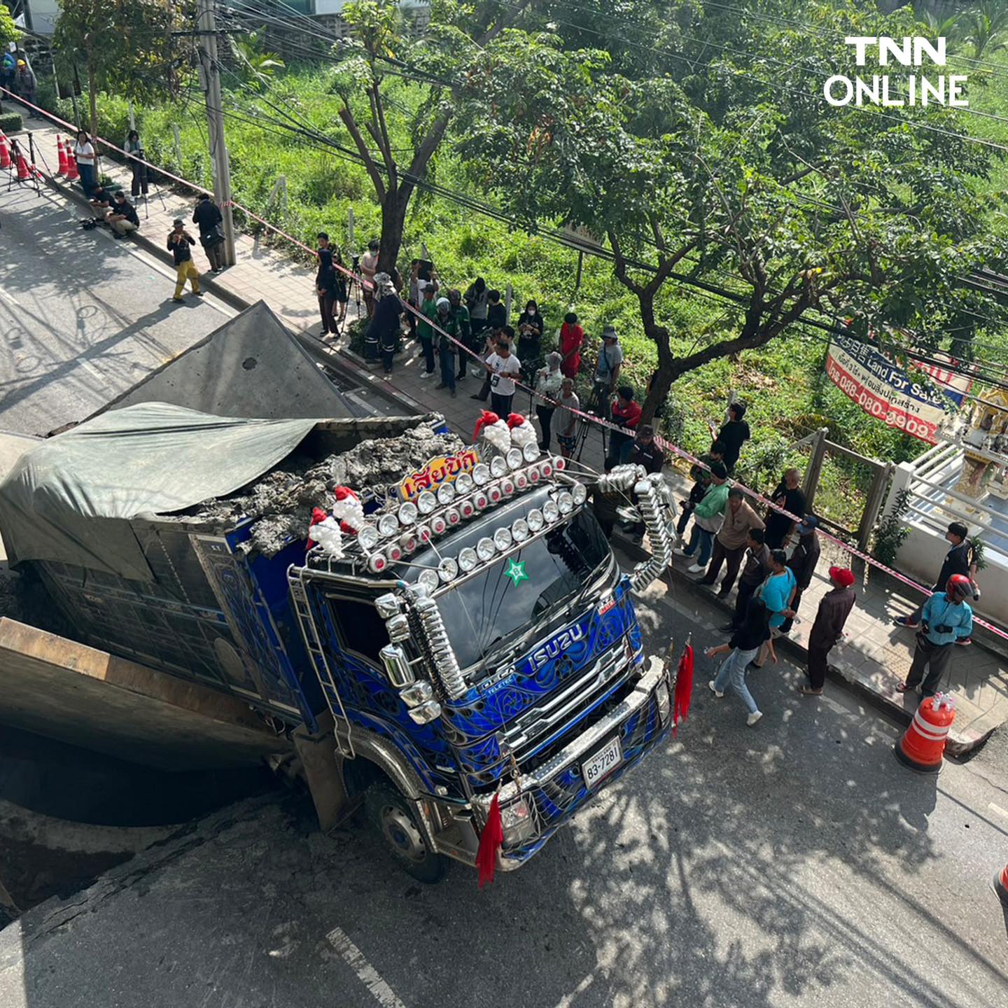 แนะเลี่ยง! ถนนทรุดตัว รถบรรทุกตกครึ่งคัน ช่วงปากซอยสุขุมวิท 64/1 รถติดยาว แนะเลี่ยง! ถนนทรุดตัว รถบรรทุกตกครึ่งคัน ช่วงปากซอยสุขุมวิท 64/1 รถติดยาว