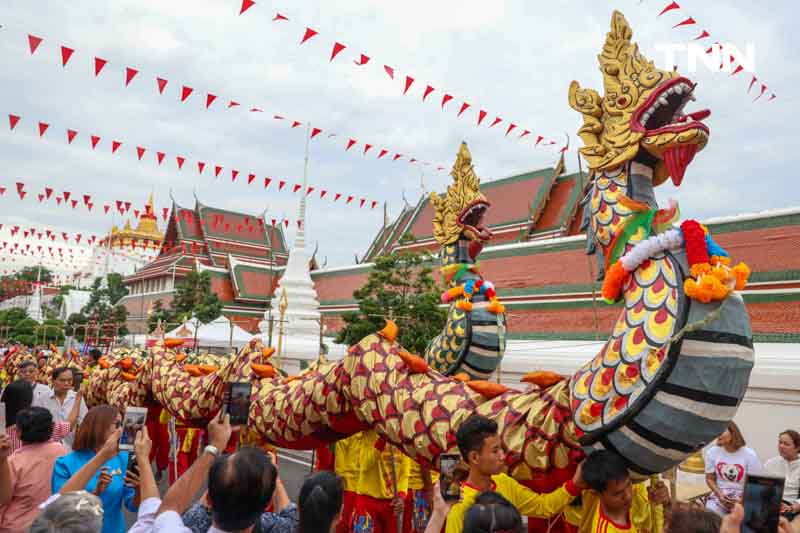 ขบวนยิ่งใหญ่ตระการตา อัญเชิญผ้าแดงห่มองค์พระบรมบรรพต(ภูเขาทอง) ขบวนยิ่งใหญ่ตระการตา อัญเชิญผ้าแดงห่มองค์พระบรมบรรพต(ภูเขาทอง)