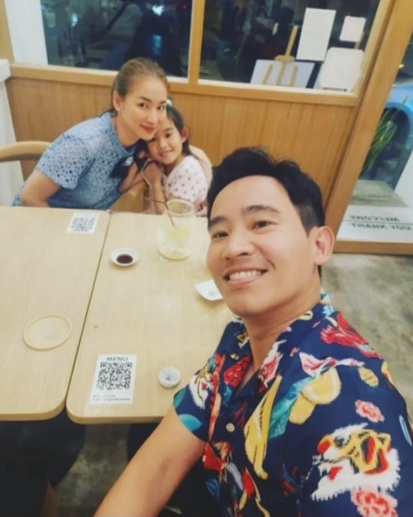 “ต่าย ชุติมา – ทิม พิธา” เผยภาพพร้อมหน้า “พ่อ-แม่-ลูก” 