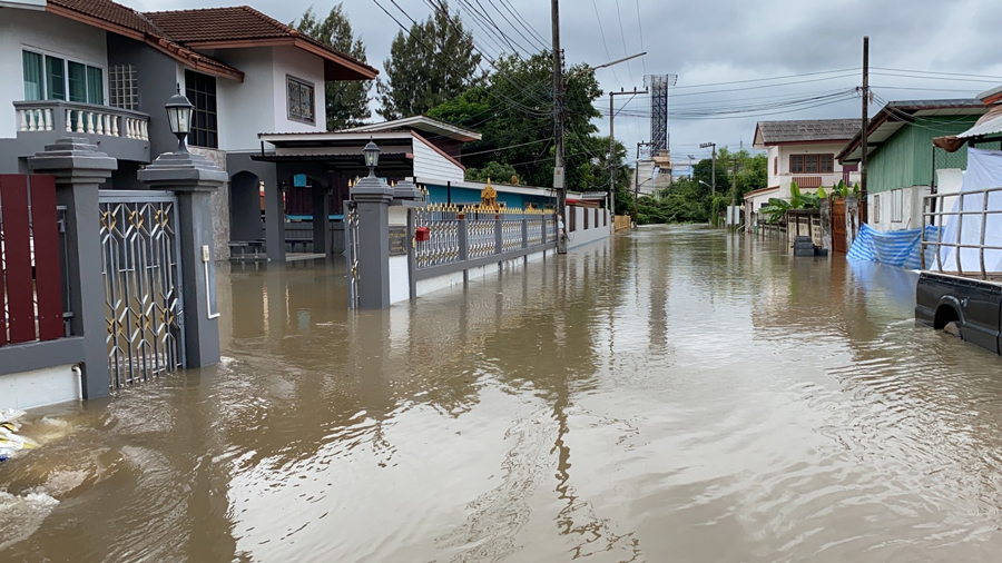 น้ำลำตะคอง ทะลักถึงตัวเมืองโคราช ปชช.ขนของหนีวุ่น!