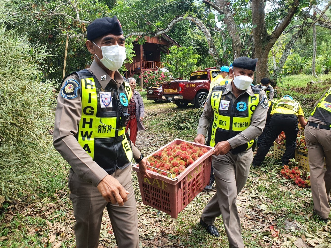 “ส่งต่อความสุข”ตร.ช่วยสองต่อ เกษตรกร-บุคลากรแพทย์