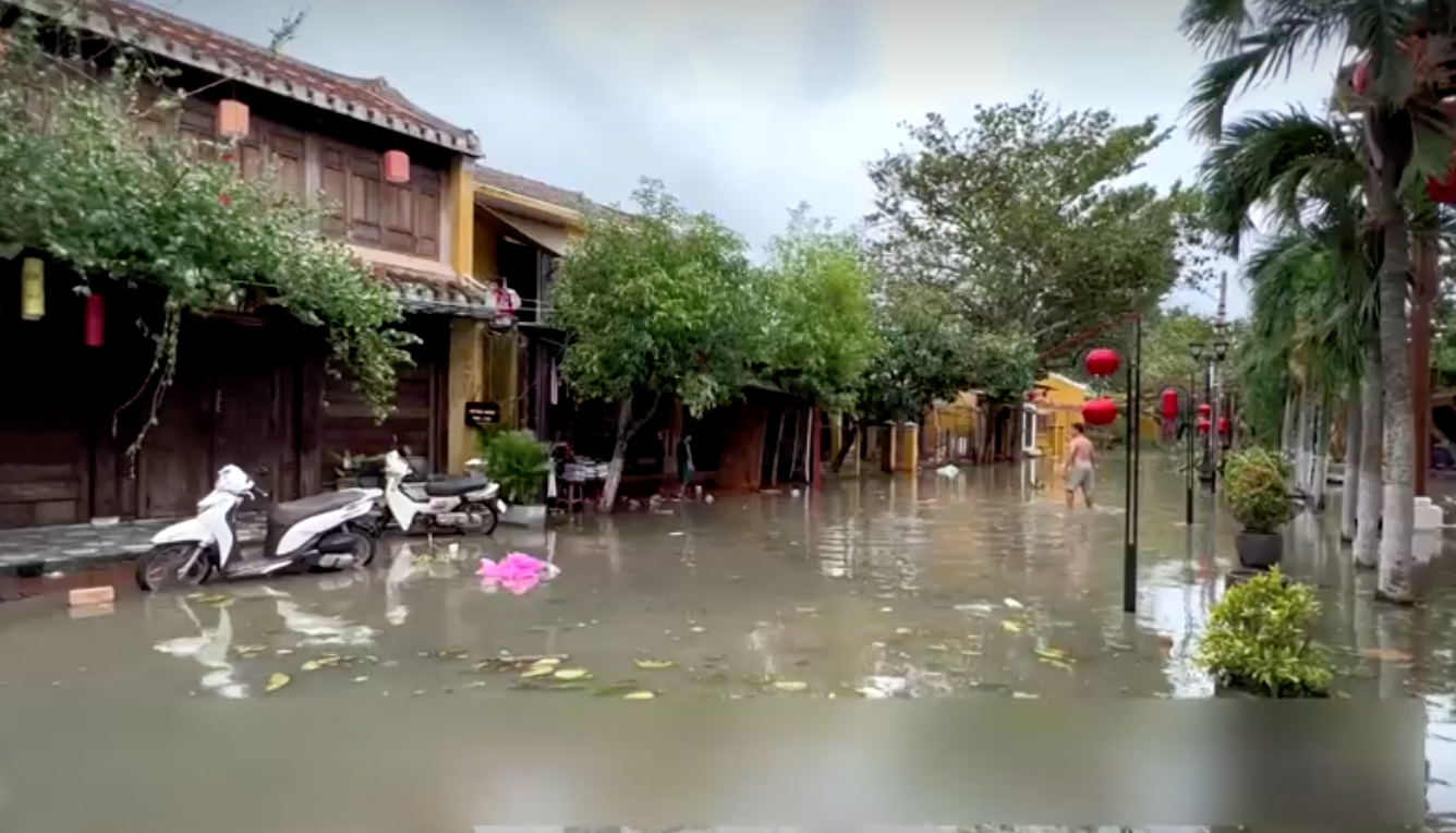 เปิดภาพ ‘ฮอยอัน’ เจอพายุโนรูถล่มหนัก เมืองมรดกโลกจมบาดาล