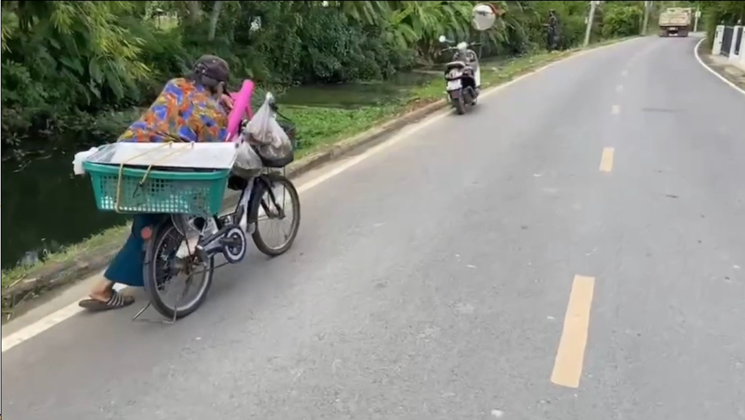 ยายวัย 82 ปี เข็นจักรยานขายขนม แบ่งเบาภาระลูกหลาน