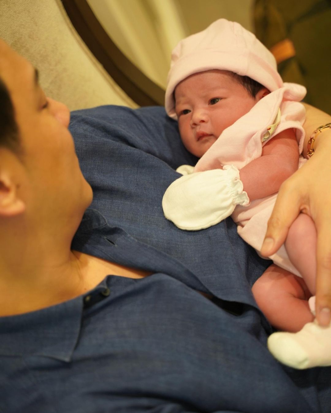 ฟลุค - นาตาลี เผยภาพน่ายินดี ต้อนรับลูกสาว ลืมตาดูโลก
