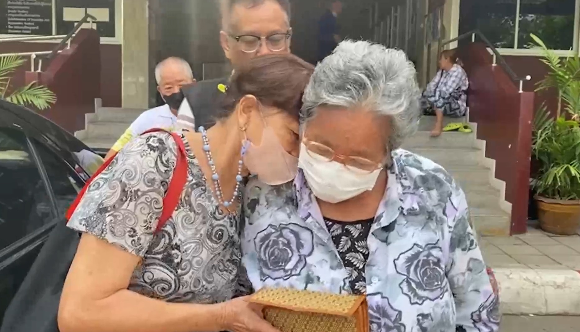 ชื่นชม! ยายวัย 70 ปีเก็บเงินได้ 3 หมื่นรีบแจ้งจนท. ล่าสุดเจอเจ้าของแล้ว