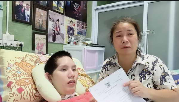 คุณแม่ อ๊อฟ ธนกฤต ร่ำไห้! คู่กรณีเมาแล้วขับ หลบหนีคำสั่งศาล ไร้การเยียวยา คุณแม่ อ๊อฟ ธนกฤต ร่ำไห้! คู่กรณีเมาแล้วขับ หลบหนีคำสั่งศาล ไร้การเยียวยา