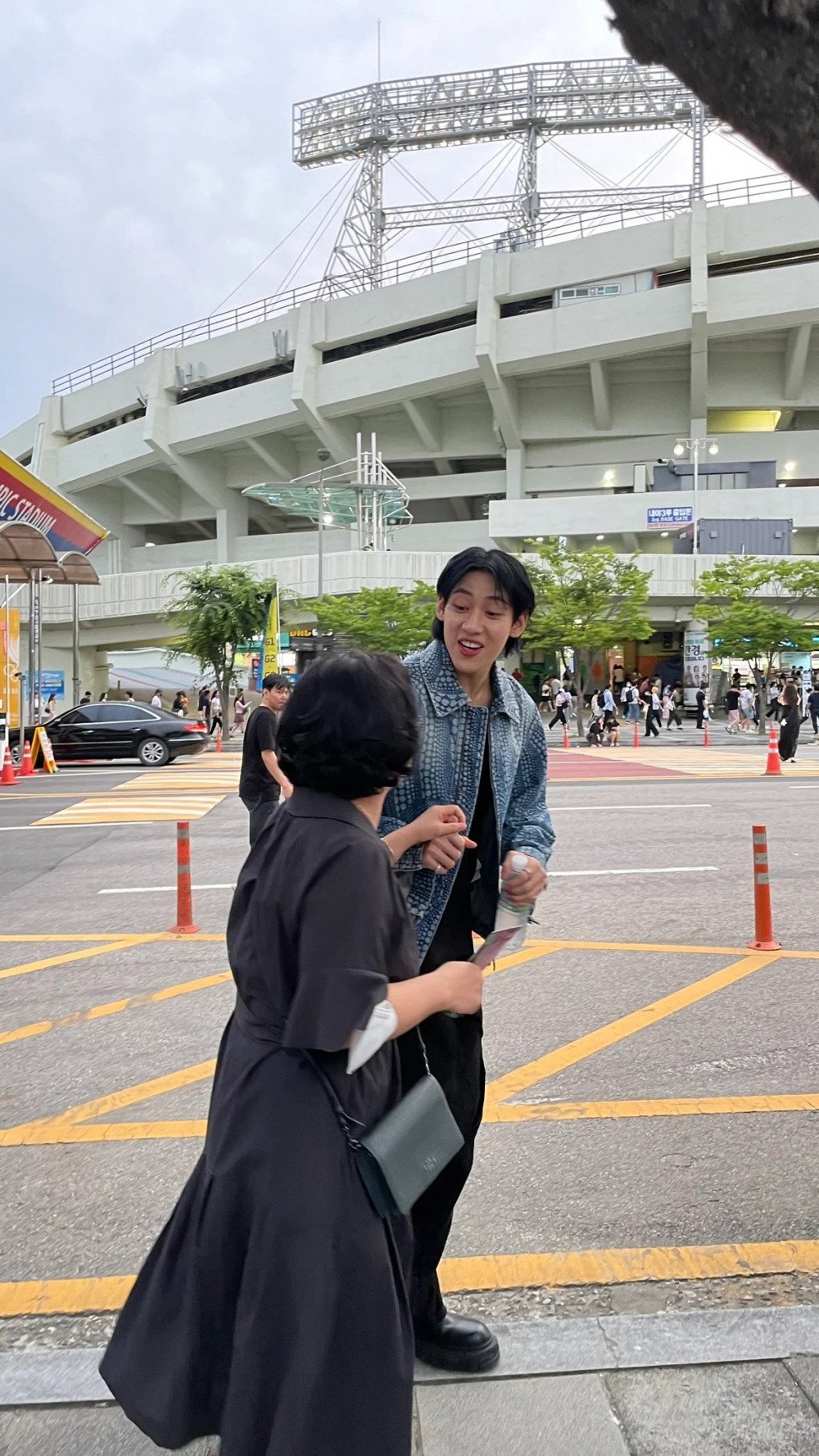คอนเดียวฟินทุกด้อม!! ‘วี BTS-พัคซอจุน-เจนนี่-จี ดราก้อน’ นำทัพคนดังเกาหลีชมโชว์ ‘บรูโน่ มาร์ส’ กรุงโซล คอนเดียวฟินทุกด้อม!! ‘วี BTS-พัคซอจุน-เจนนี่-จี ดราก้อน’ นำทัพคนดังเกาหลีชมโชว์ ‘บรูโน่ มาร์ส’ กรุงโซล