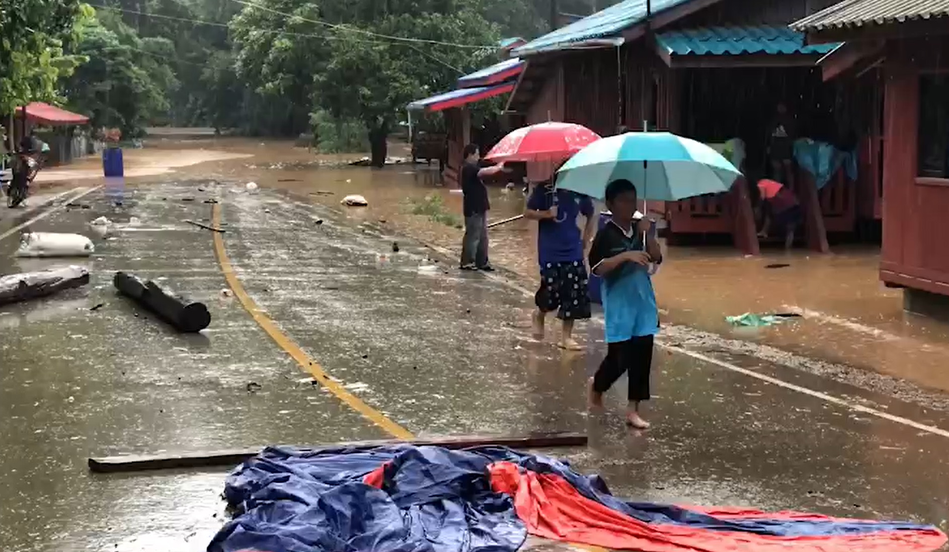 น้ำท่วมหนัก! 2 หมู่บ้านในจังหวัดตาก ฝนตกต่อเนื่อง ใช้ไฟฟ้าไม่ได้