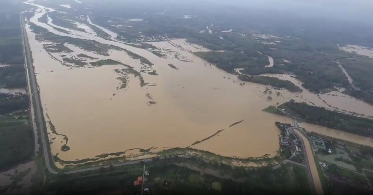 ภาพมุมสูง น้ำท่วมนราธิวาส กระแสน้ำไหลแรง ถนนหลายสายถูกตัดขาด บ้านเรือนพังเสียหาย ภาพมุมสูง น้ำท่วมนราธิวาส กระแสน้ำไหลแรง ถนนหลายสายถูกตัดขาด บ้านเรือนพังเสียหาย