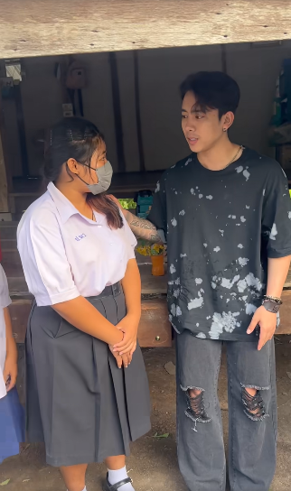เบิ้ล ปทุมราช นำเงินที่ได้จากคอนเสิร์ต บริจาคช่วยเหลือสองพี่น้องยากไร้ เบิ้ล ปทุมราช นำเงินที่ได้จากคอนเสิร์ต บริจาคช่วยเหลือสองพี่น้องยากไร้