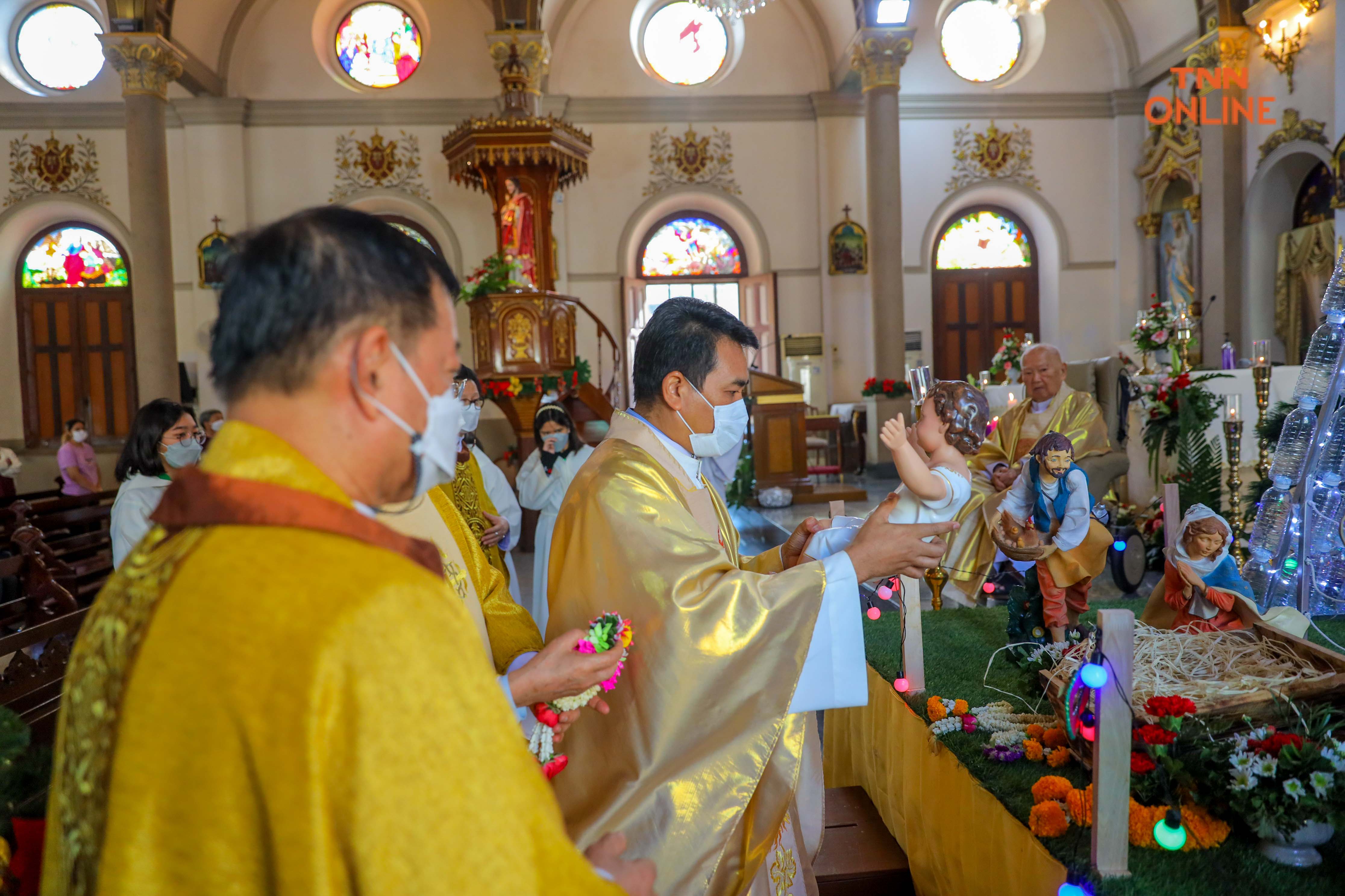 สมโภชพระคริสตสมภพ ชาวคริสต์ประกอบพิธีมิสซาในวันคริสต์มาส สมโภชพระคริสตสมภพ ชาวคริสต์ประกอบพิธีมิสซาในวันคริสต์มาส