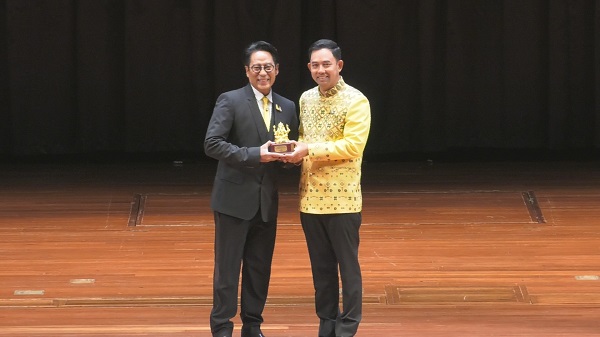 “เบิร์ด ธงไชย” นำทัพศิลปินรับรางวัล “เพชรในเพลง”   (มีคลิป)
