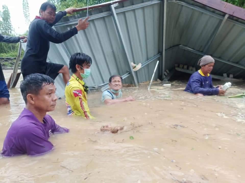 นาทีระทึก! ฝนตกหนักดินสไลด์บ้านพร้อมคนลงไปในแม่น้ำยมลึกกว่า 10 เมตร นาทีระทึก! ฝนตกหนักดินสไลด์บ้านพร้อมคนลงไปในแม่น้ำยมลึกกว่า 10 เมตร