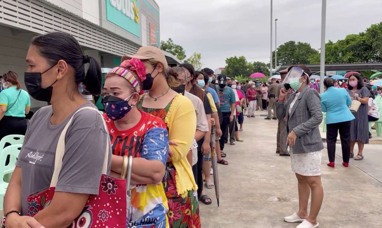 ชาวสมุทรปราการแห่รับบัตรคิว ‘ฉีดวัคซีนไฟเซอร์’ แถวยาวเหยียด