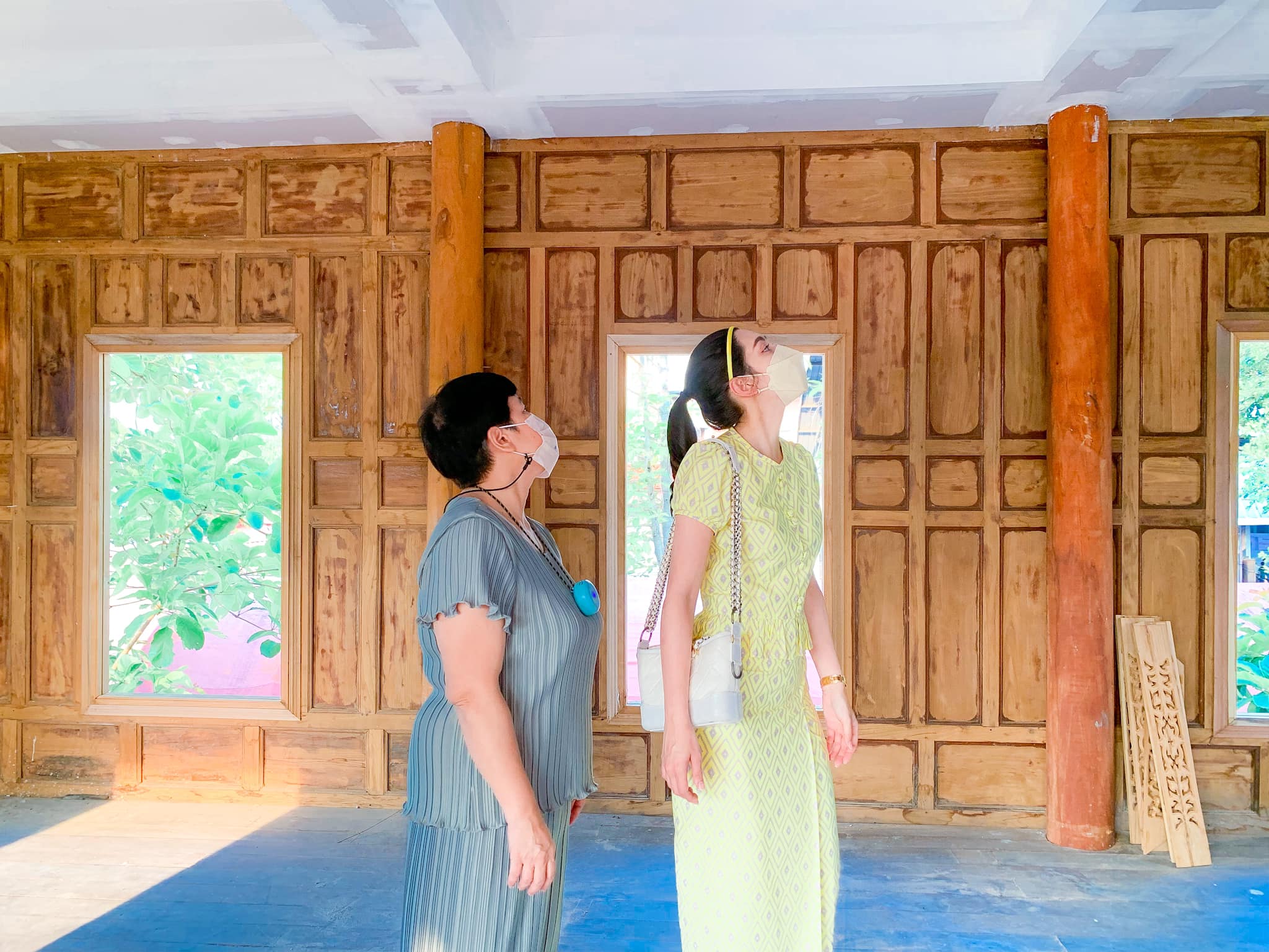 เบลล่า สวมชุดไทยทำบุญ พร้อมอัปเดตเรือนไทยที่สร้างให้วัด