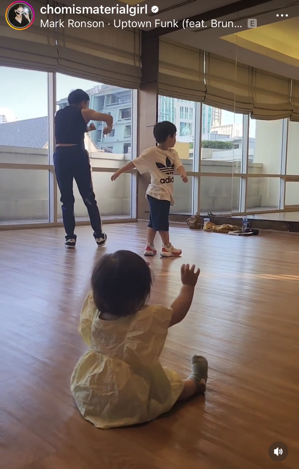อุ๊ยยยน่ารัก น้องเกล แย่งซีนพี่ สายฟ้า-พายุ ขณะออกสเต็ปแดนซ์ อุ๊ยยยน่ารัก น้องเกล แย่งซีนพี่ สายฟ้า-พายุ ขณะออกสเต็ปแดนซ์