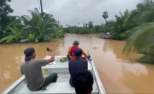 ชุมพรฝนกระหน่ำต่อเนื่องน้ำท่วมถ.สายเอเชียเกือบเมตรอัมพาตทั้งขึ้น-ล่อง ชุมพรฝนกระหน่ำต่อเนื่องน้ำท่วมถ.สายเอเชียเกือบเมตรอัมพาตทั้งขึ้น-ล่อง