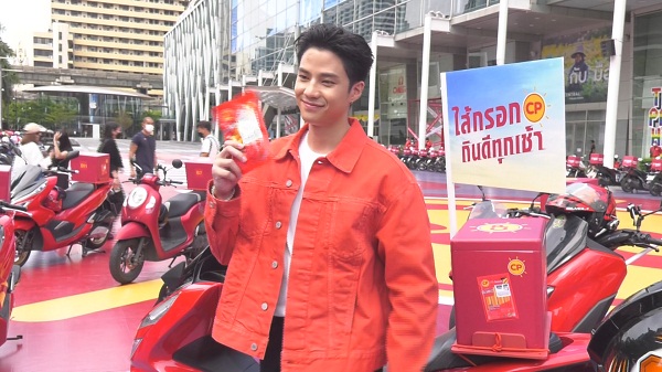 กองทัพไรเดอร์ แจกไส้กรอก CP ใน แคมเปญไส้กรอก CP กินดีทุกเช้า พร้อมทุกเช้า  (มีคลิป)