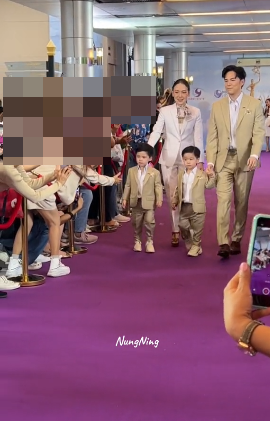 ดราม่า! แฟนคลับพุ่งจับมือ น้องธีร์ ลูกชาย บีม กวี ตกใจจนสะบัดมือทิ้ง ดราม่า! แฟนคลับพุ่งจับมือ น้องธีร์ ลูกชาย บีม กวี ตกใจจนสะบัดมือทิ้ง