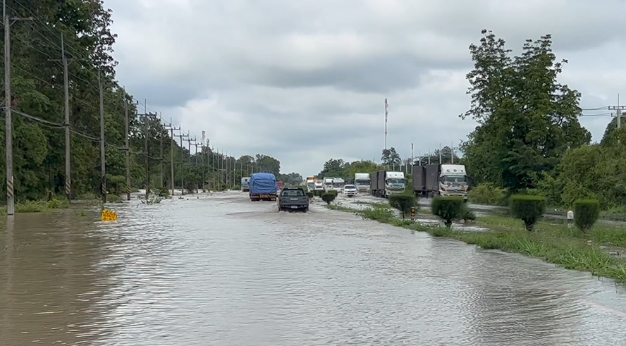 ถ.มิตรภาพ จมน้ำ! หลังเจอฝนตกหนัก รถทัวร์-รถบรรทุก เสียหายหลายคัน 
