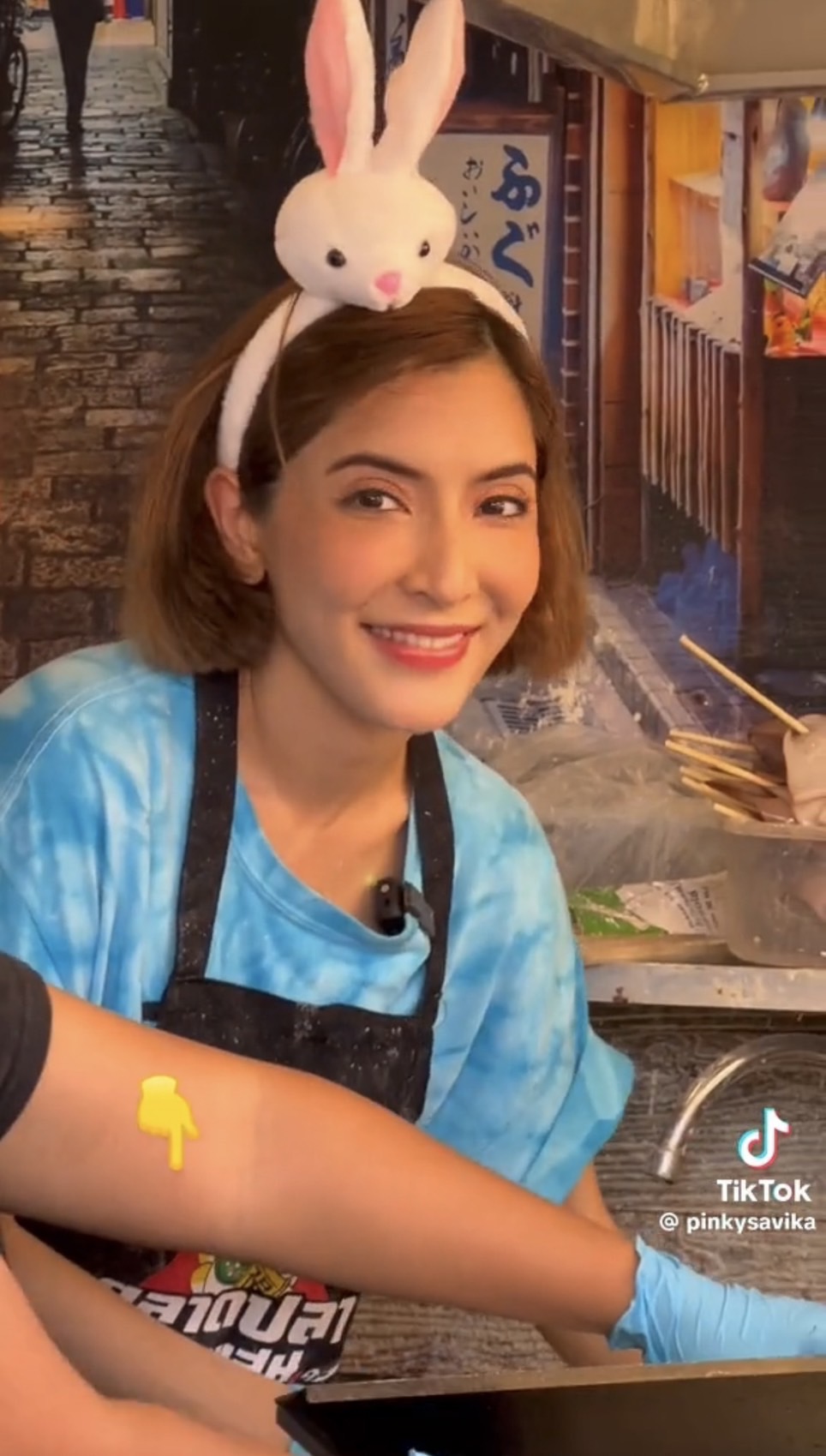 พิงกี้ สาวิกา ผันตัวเป็นแม่ค้าขายปลาหมึกทอด 