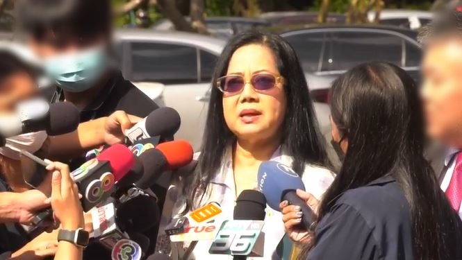 คุณแม่แตงโม - กระติก - แซน เดินทางมาตามนัดศาลจังหวัดนนทบุรี 