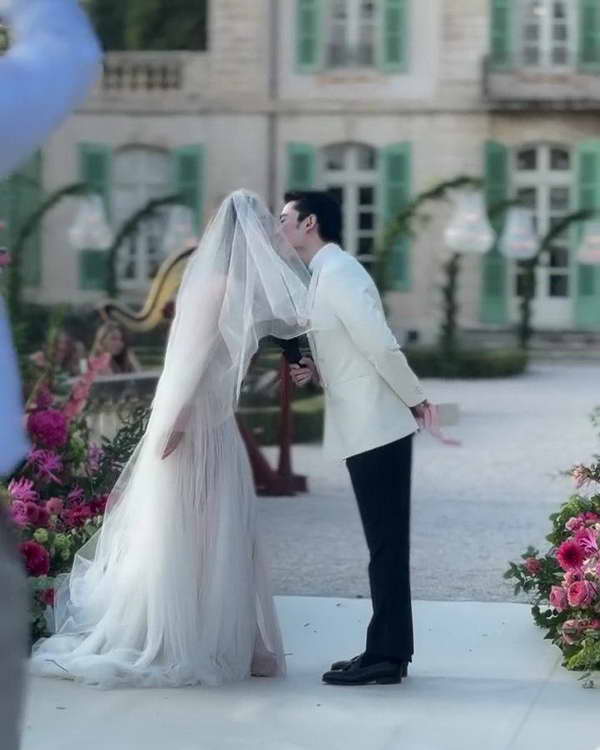 ซูมชัดๆชุดเจ้าสาว วุ้นเส้น สุดปัง! เรียบหรูดูแพง เข้าวิวาห์ ไฮโซนิกม์ ที่ฝรั่งเศส ซูมชัดๆชุดเจ้าสาว วุ้นเส้น สุดปัง! เรียบหรูดูแพง เข้าวิวาห์ ไฮโซนิกม์ ที่ฝรั่งเศส