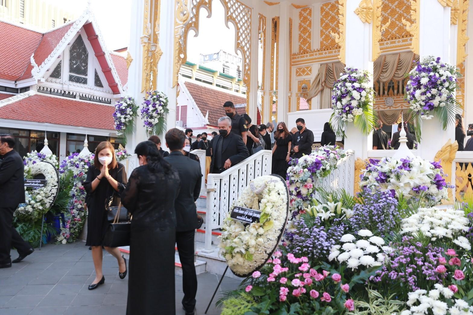 คนบันเทิงร่วมพิธีฌาปนกิจ “ต๊ะ นิรัตติศัย กัลย์จาฤก”