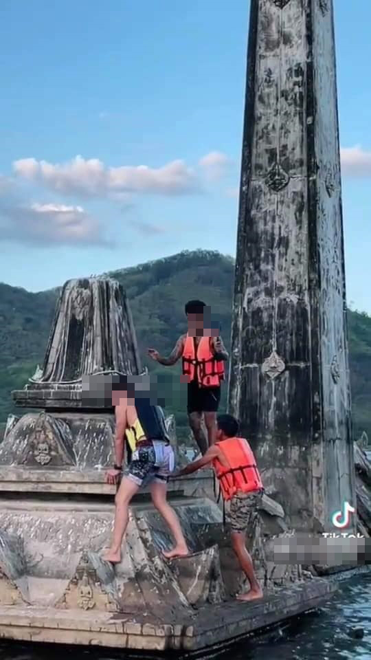 ชาวเน็ตสวดยับ! วัยรุ่นปีนเมรุเก่า จมน้ำมาหลายสิบปี ชาวเน็ตสวดยับ! วัยรุ่นปีนเมรุเก่า จมน้ำมาหลายสิบปี