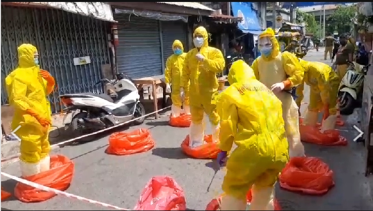 ด่วน! ลุงวัย 66 ปี เสียชีวิตในบ้านพักคลองเตย หลังลูกชายติดโควิด-19
