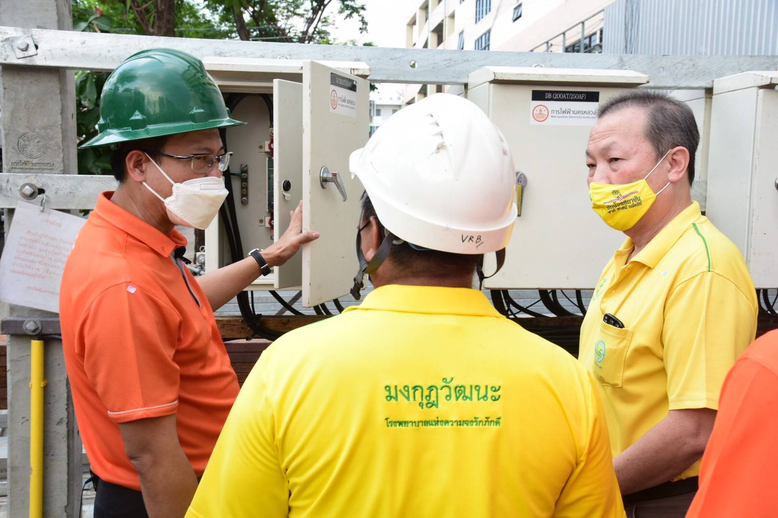 MEA ติดตั้งระบบไฟฟ้ารองรับ รพ.สนามพลังแผ่นดิน เพื่อพิชิตภัยโควิด-19