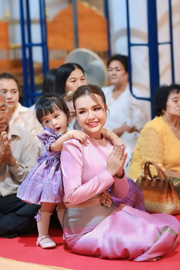 เจนนี่ ได้หมดถ้าสดชื่น แชร์ภาพ ยิว ฉัตรมงคล เข้าสู่ร่มกาสาวพัสตร์แล้ว เจนนี่ ได้หมดถ้าสดชื่น แชร์ภาพ ยิว ฉัตรมงคล เข้าสู่ร่มกาสาวพัสตร์แล้ว