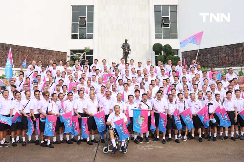 รุ่นพี่รับรุ่นน้องสวนกุหลาบ ร่วมเคารพธงชาติเปิดเทอมวันแรก รุ่นพี่รับรุ่นน้องสวนกุหลาบ ร่วมเคารพธงชาติเปิดเทอมวันแรก