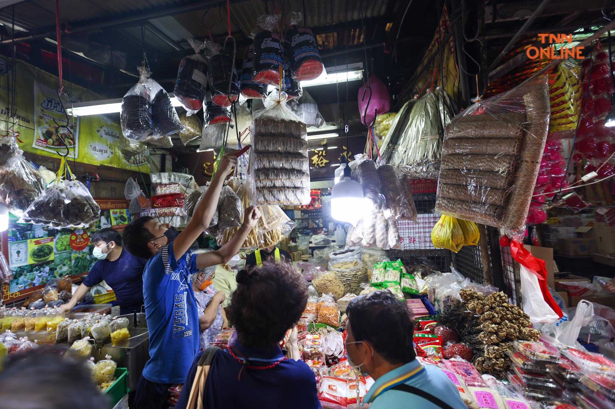 วันจ่ายเยาวราชคึกคัก ชาวไทยเชื้อสายจีนเลือกซื้อของไหว้ตรุษจีน