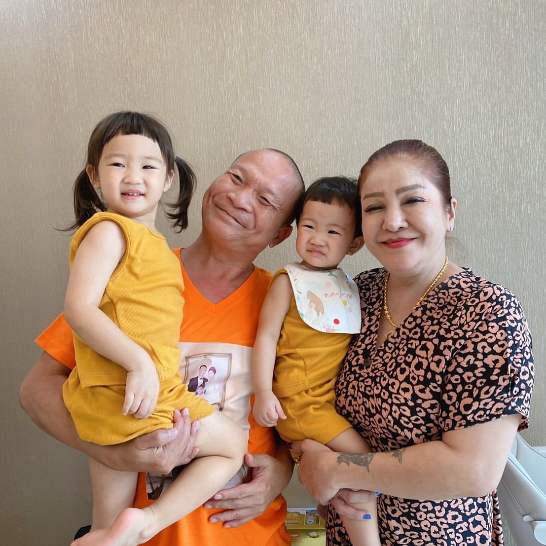 หม่ำ จ๊กมก เจอหลานในรอบ 3 เดือน ขอหอมให้หายคิดถึง 