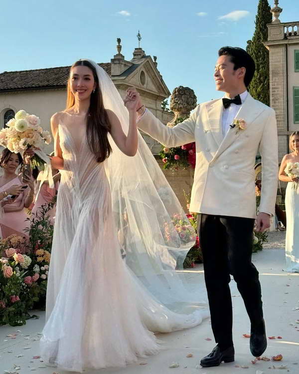 ซูมชัดๆชุดเจ้าสาว วุ้นเส้น สุดปัง! เรียบหรูดูแพง เข้าวิวาห์ ไฮโซนิกม์ ที่ฝรั่งเศส ซูมชัดๆชุดเจ้าสาว วุ้นเส้น สุดปัง! เรียบหรูดูแพง เข้าวิวาห์ ไฮโซนิกม์ ที่ฝรั่งเศส