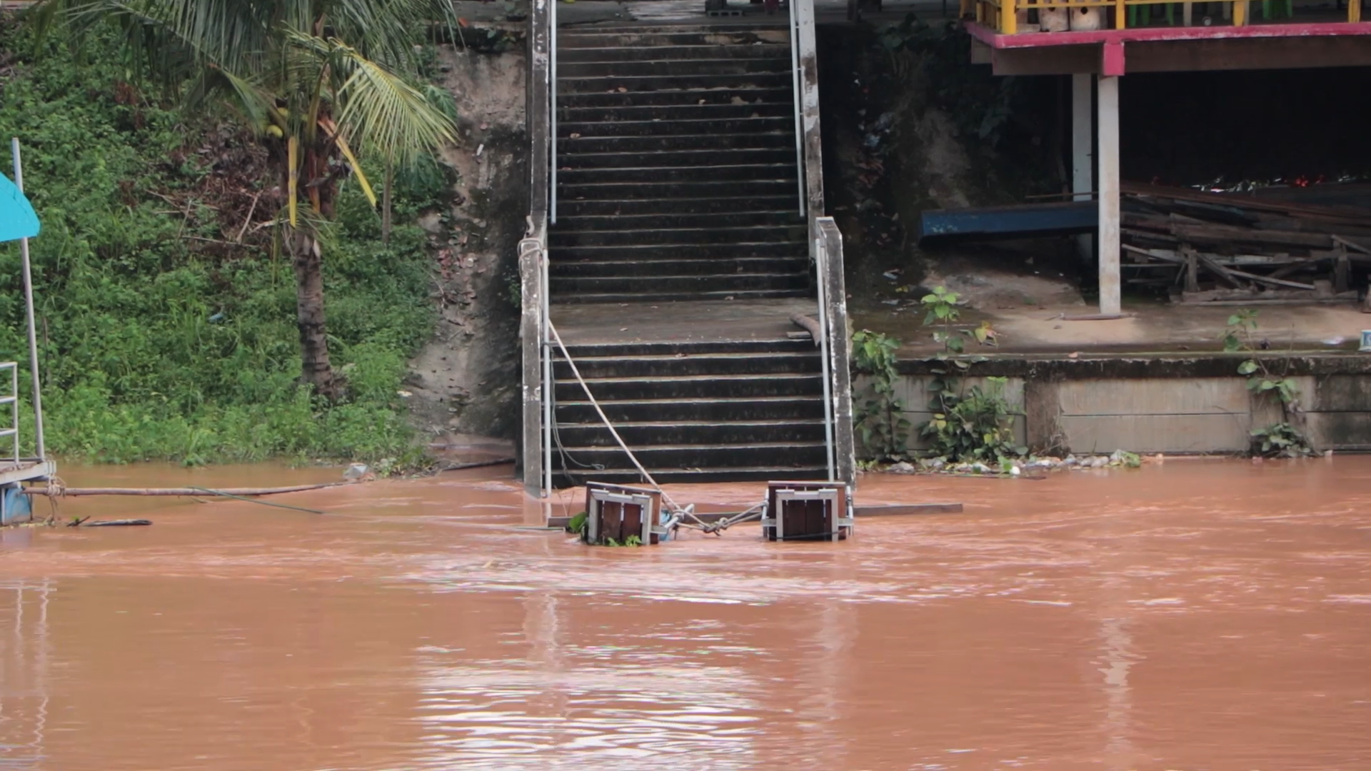 ด่วน! พิษณุโลก ถนนขาดลึก 5 เมตร แม่น้ำแควน้อยไหลแรงกัดเซาะ ด่วน! พิษณุโลก ถนนขาดลึก 5 เมตร แม่น้ำแควน้อยไหลแรงกัดเซาะ