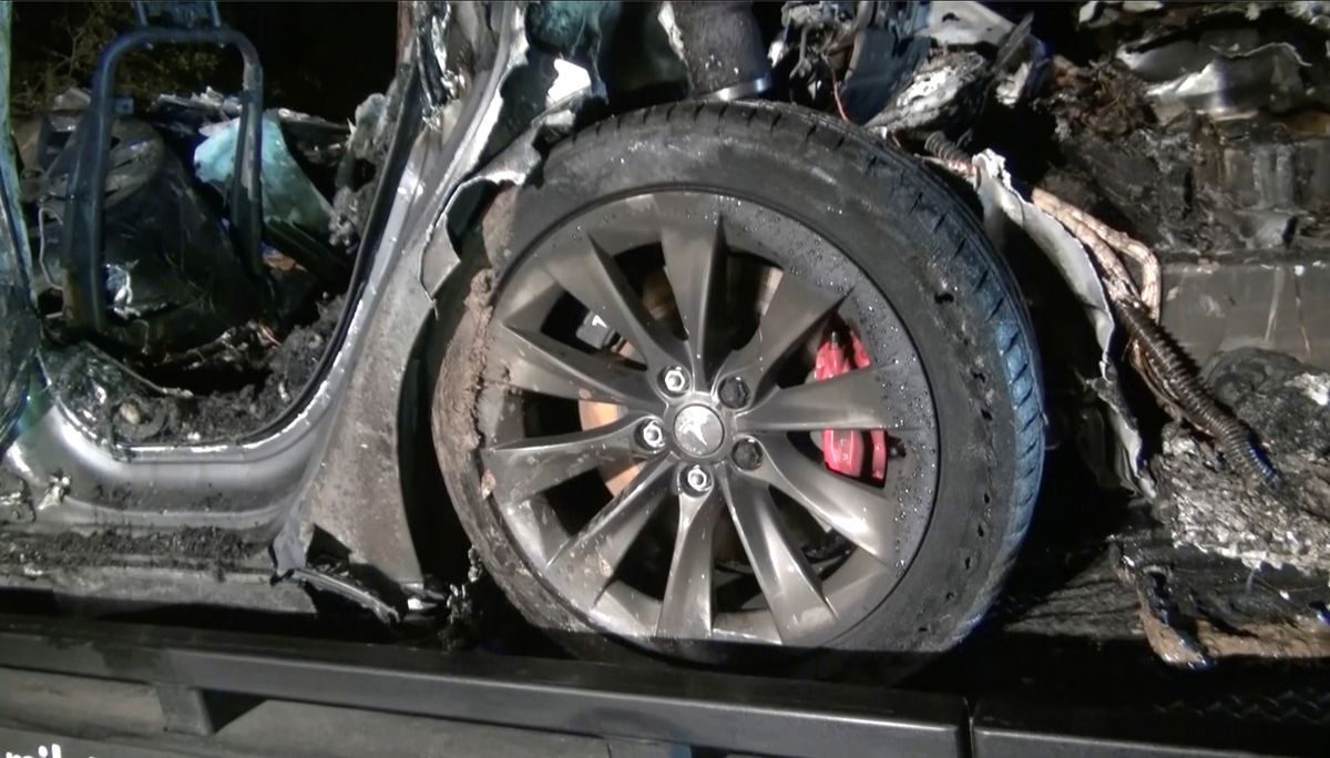 ดับสองศพ! อุบัติเหตุ Tesla ชนต้นไม้ คาดชนขณะใช้ระบบไร้คนขับ!