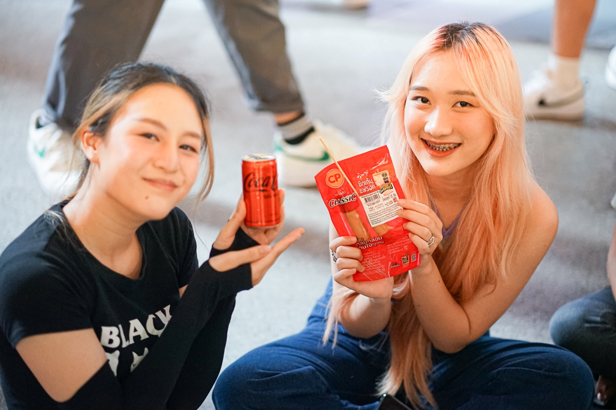 ครั้งแรก!! CP Brand x Coke จัดกิจกรรม 'คู่ที่ใช่ จังหวะไหนก็ชัวร์ เปลี่ยนใจกลางสยามสแควร์ เป็นฟลอร์แดนซ์โชว์สเต็ป