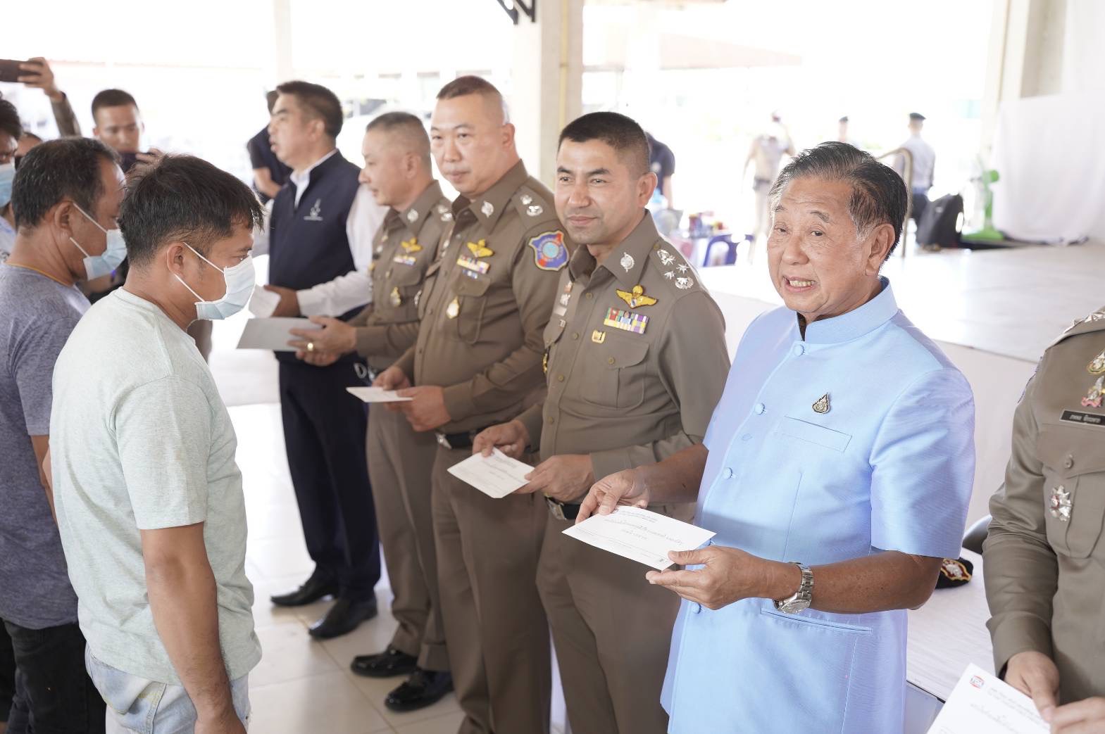 น้ำตาล เอราวัณ มอบเงินช่วยเหลือเยียวยาจิตใจ ชาวหนองบัวลำภู น้ำตาล เอราวัณ มอบเงินช่วยเหลือเยียวยาจิตใจ ชาวหนองบัวลำภู