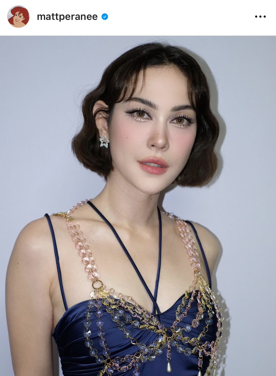 ชาวเน็ตแห่แซว แมท ภีรนีย์ อวดภาพเซ็ตทะเล มีมือปริศนาโผล่จับแก้ม 