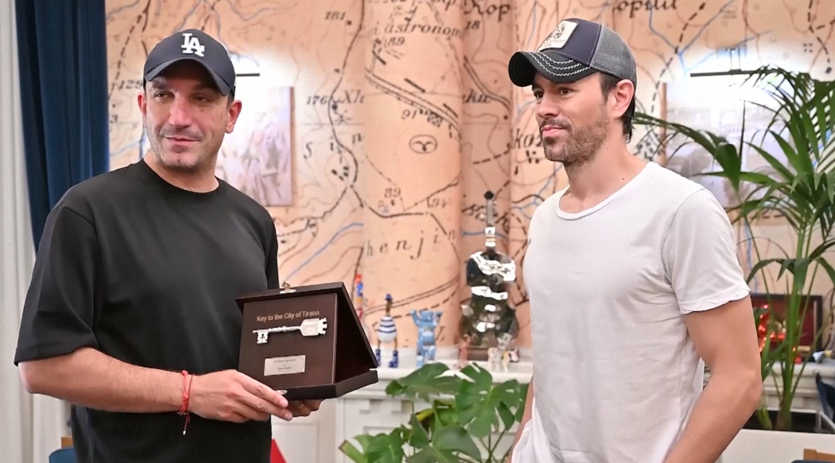 “Enrique Iglesias”  ได้รับกุญแจเมือง “Tirana ” จากนายกเทศมนตรี  