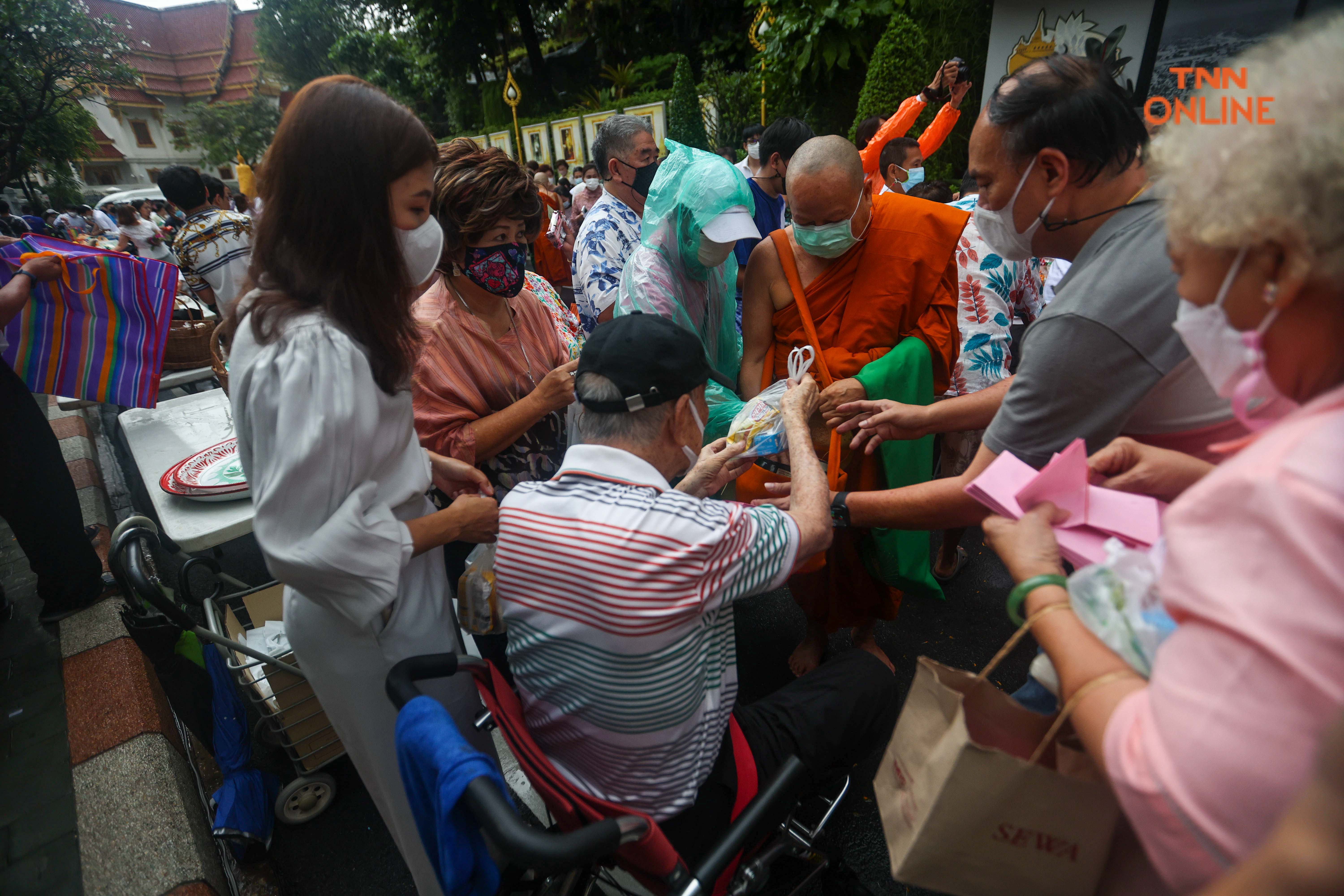 ตักบาตรเทโววัดสระเกศประชาชนเดินทางร่วมพิธีบุญคึกคัก