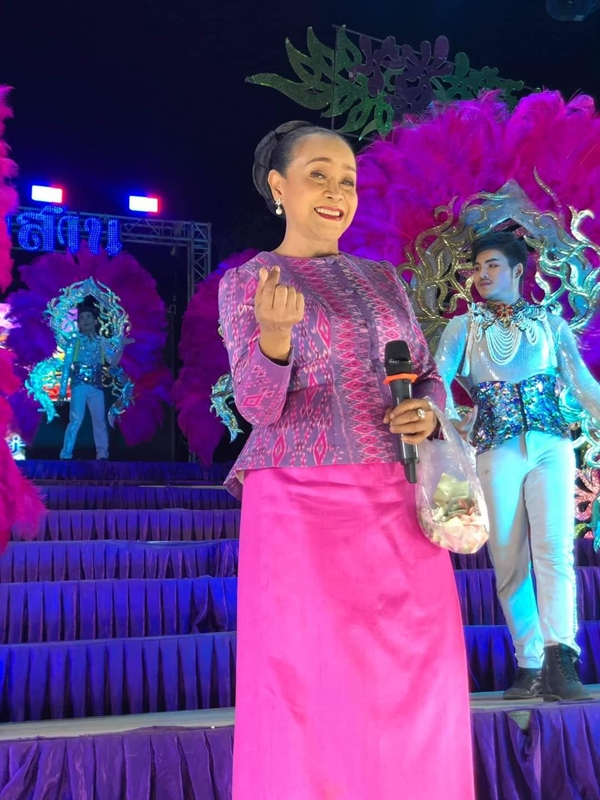 ไม่ถอย!! แม่นกน้อย อุไรพร วงเสียงอิสานส่งต่อให้ทายาทรุ่นใหม่ ไม่ถอย!! แม่นกน้อย อุไรพร วงเสียงอิสานส่งต่อให้ทายาทรุ่นใหม่