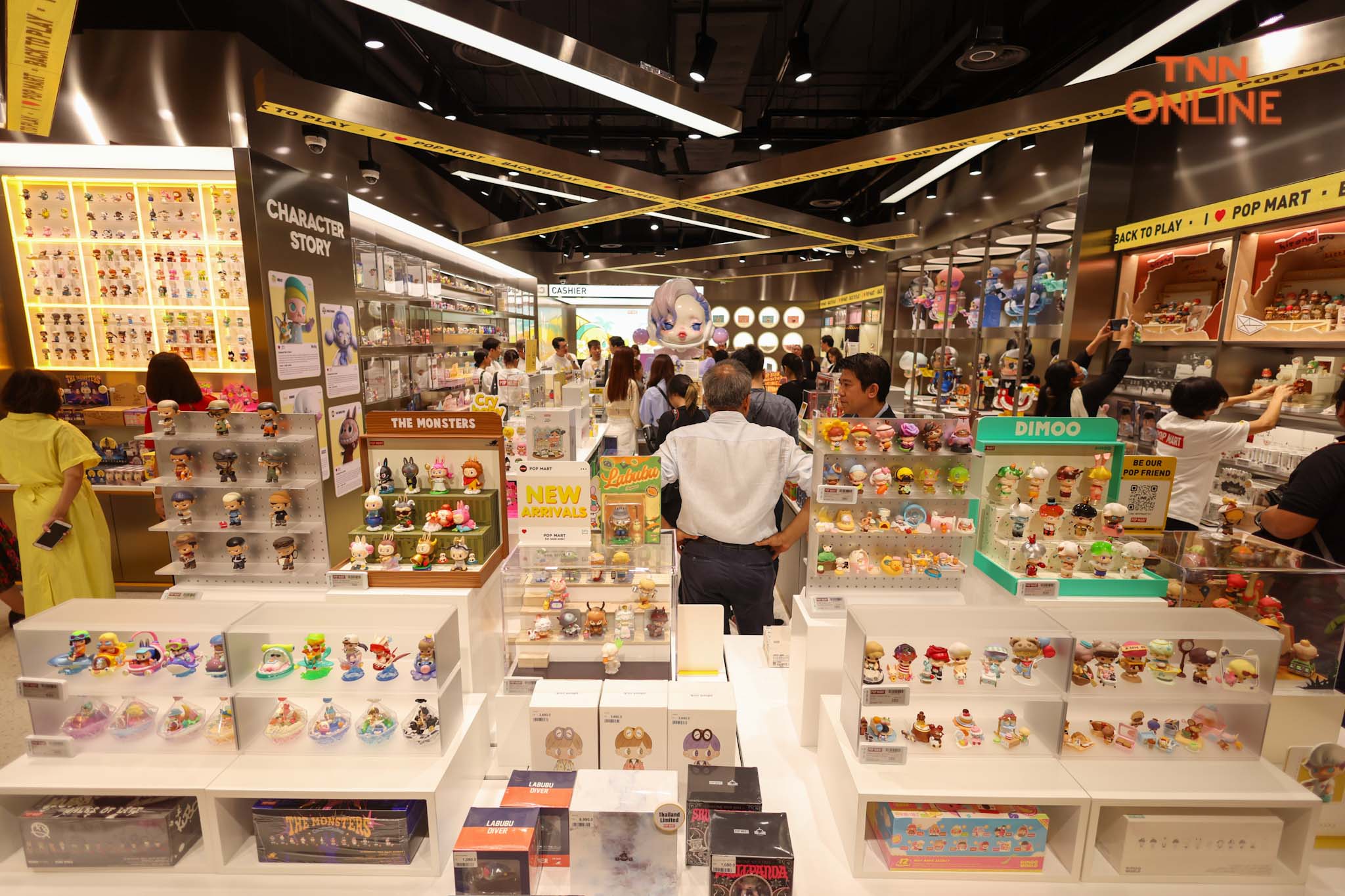Pop Mart สาขาแรกในไทย คนต่อคิวแน่นหน้าร้านก่อนห้างเปิด Pop Mart สาขาแรกในไทย คนต่อคิวแน่นหน้าร้านก่อนห้างเปิด
